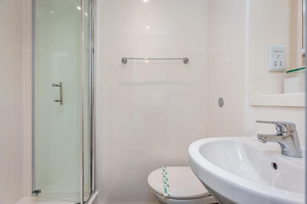 Spacious Ensuite Room With Shared Kitchen 林肯 外观 照片